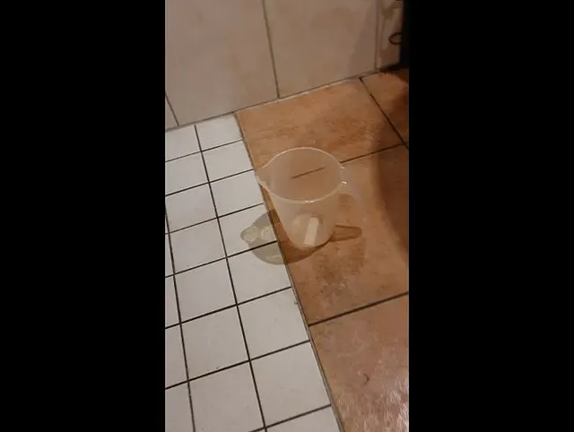 Mein erster Messbecher Piss, das üben wa nochmal hehe