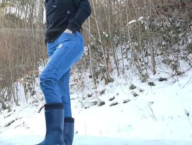 Jeans Piss auf einem Prakplatz
