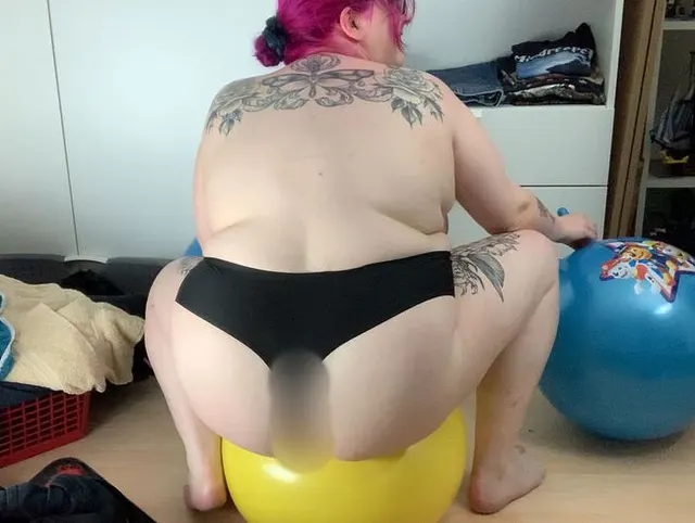 Was liegt denn hier rum? Geiler Fick auf dem Hüpfball