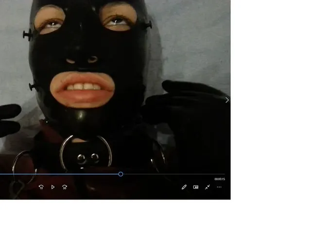 Latexsklavin Susanne wird gefüllt gefingert