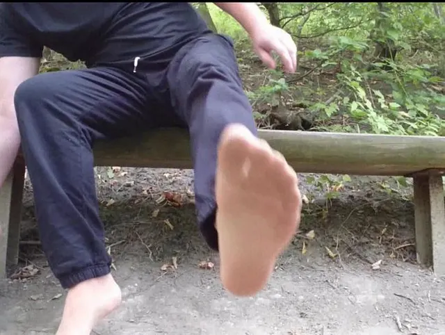 Schuhe und Nylonfüsse lüften ** Outdoor im Wald **