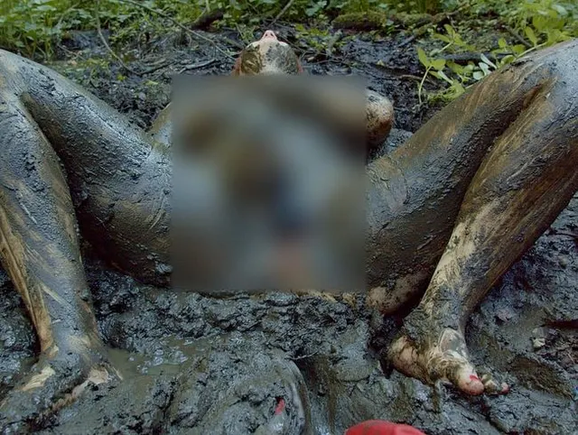 Rotkäppchen masturbiert im Schlamm Part 2