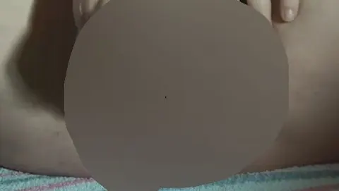 Pissen auf dem Tisch mit dem dildo