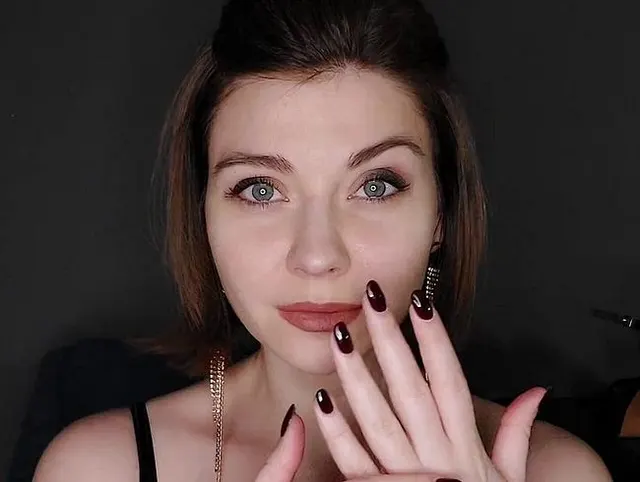Eine Sklavenaufgabe: Du darfst NUR in meine Augen schauen. POV, hypnotisierend