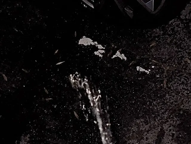 Auf Parkplatz neben fremdes Auto gepisst ????
