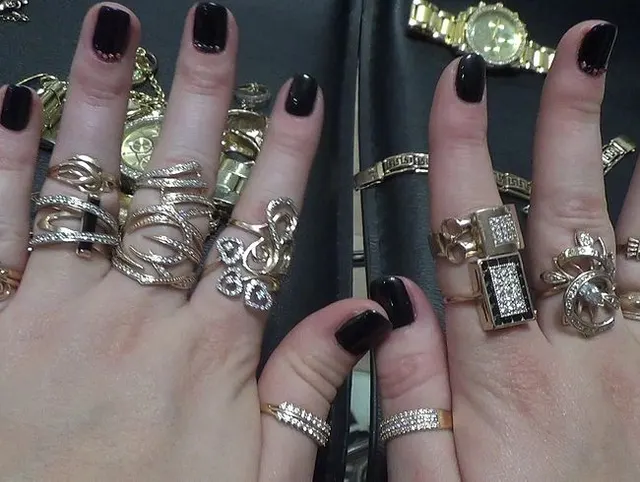 Golden Jewerly und Handfetisch