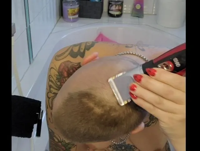 Kopf-Rasur in der Wanne