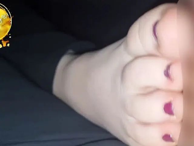 Footjob heimlich mit Happy End