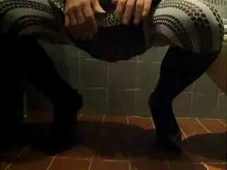allein im Badezimmer....  Sekt kommt nicht immer aus der Flasche...  ;-)