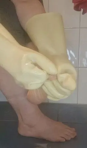 Cremt ein eure Füsse und mit Handschuhen aus Latex dazu