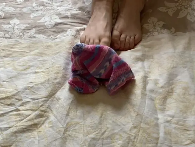 Latexhande verwöhnen meine Fuße.