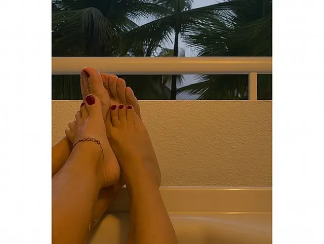 Absolut neu. Männliche und weibliche Füße.