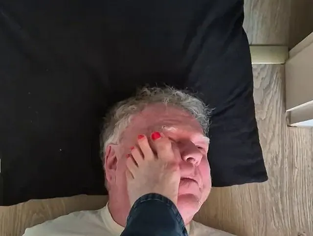 Ballbusting, Trampling, Foot Faceslaping und ich stehe auf dem Kopf meines Sklavens