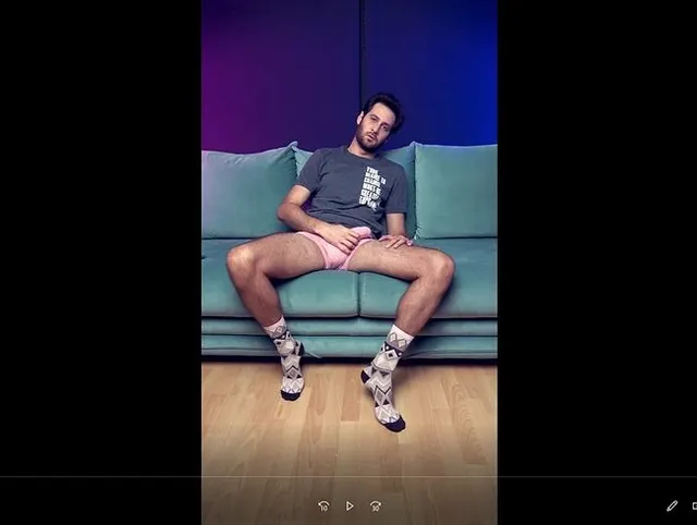 WIXXE RIESEN LADUNG SPERMA AUF MEINE ROSA SOCKEN