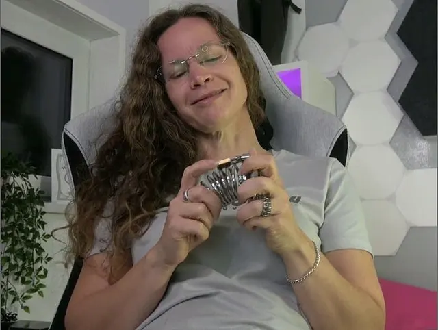 Ich werde dich wegschließen, denn du gehörst in einen KG!!