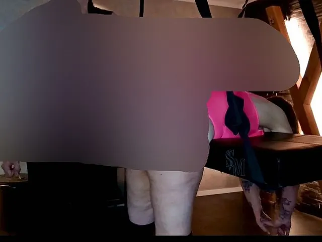 Die Devote Milf wird im BDSM Raum benutzt