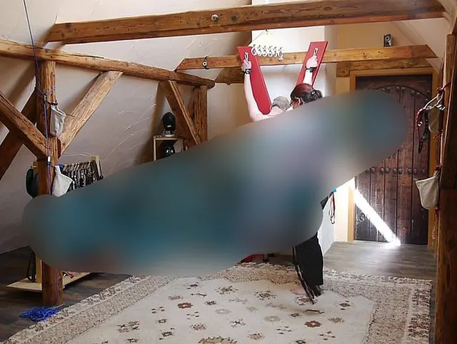 Sklave nimmt in seiner neuen Kleidung Lady nicht wahr und bekommt Strafe, Teil 2
