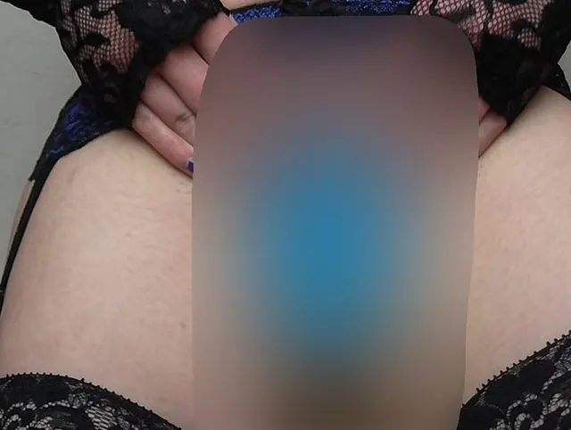 Muschi und Arsch in Strapse gezeigt