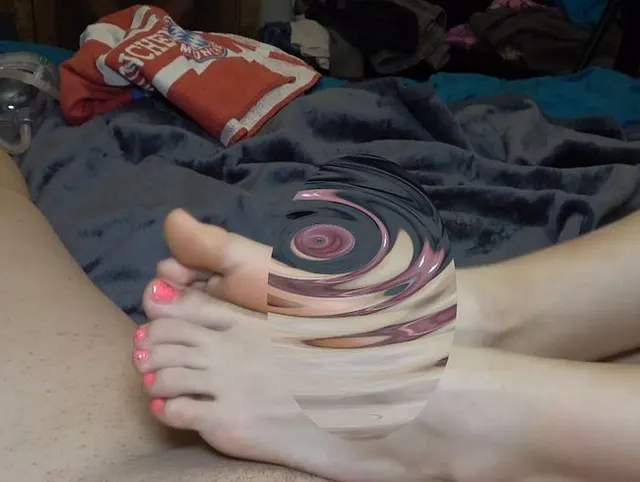 18 jährige gibt geilen Footjob
