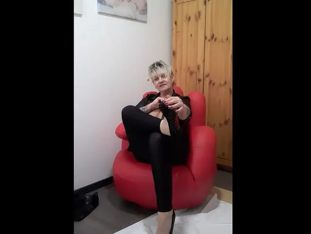 knie nieder zu meinen Füßen