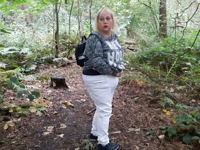 abpissen in der Waldmulde - mit Pups