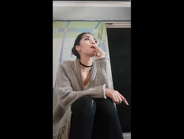 SMOKING THAI BITCH