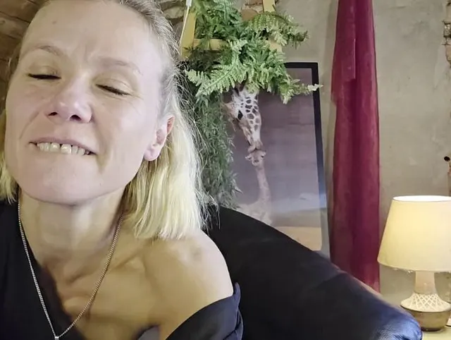 Secret Cat zerreißt während ihrer Lust die Nylon