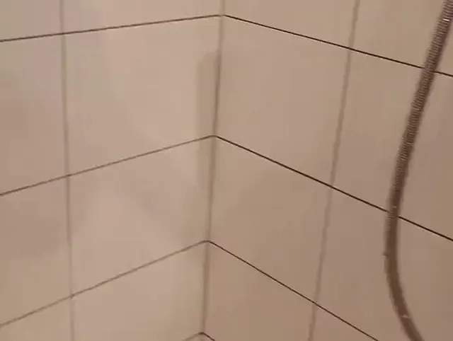 Feuchte Muschi pisst beim duschen