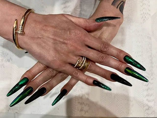 Lange Finger mit langen Nägeln