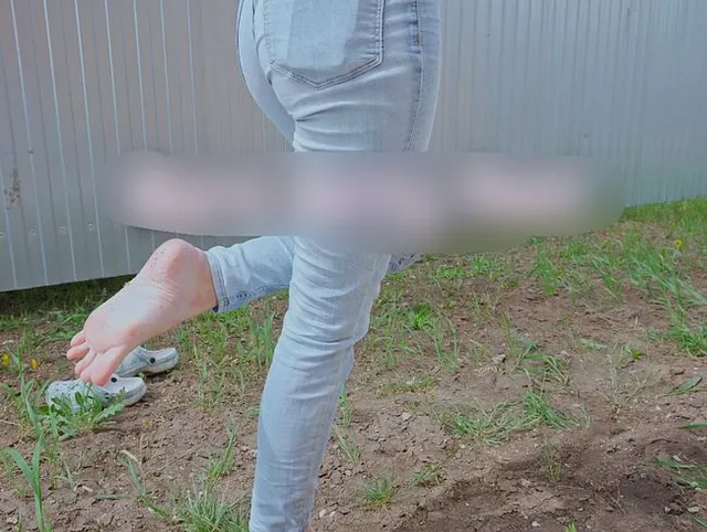 Nackte schmutzige Füße im Freien
