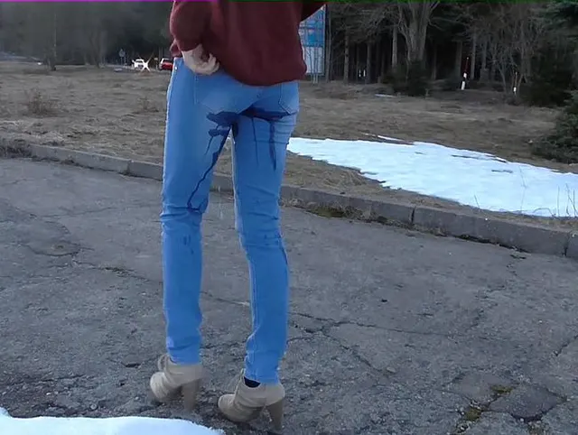 PUBLIC PISSWALK-TSUNAMI in HighHeels & Jeans im Neubaugebiet