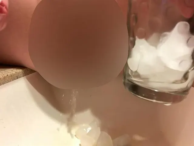 Wie viele Eiswürfel passen in meine Muschi? Pissen musste ich auch!!!
