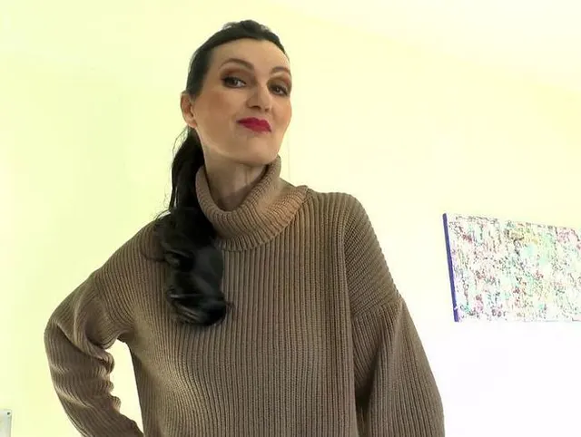 Spritze auf meinen Pullover ab! Lady Victoria im dicken Rollkragen Pullover
