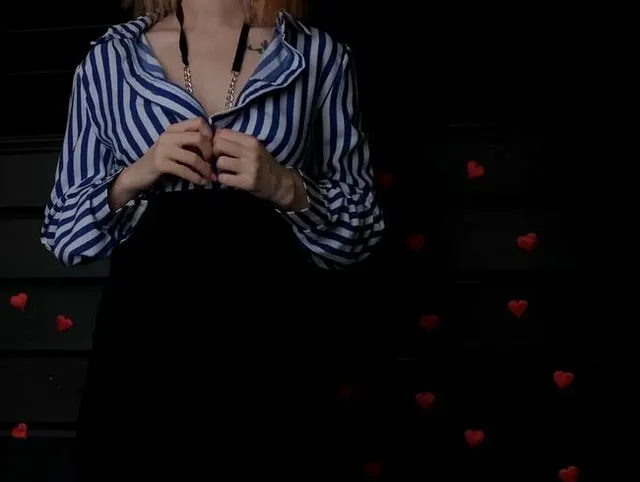 Sexy Striptease mit Arschklatschen und Masturbation