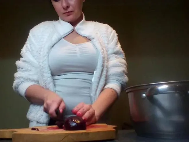 Kate bereitet sich auf das Abendessen vor
