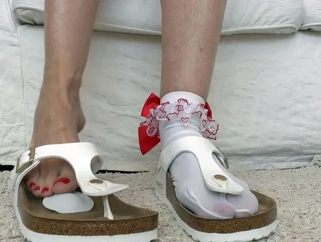 Tropfen Pelotten in Zehentrenner Slippers mit und ohne Söckchen