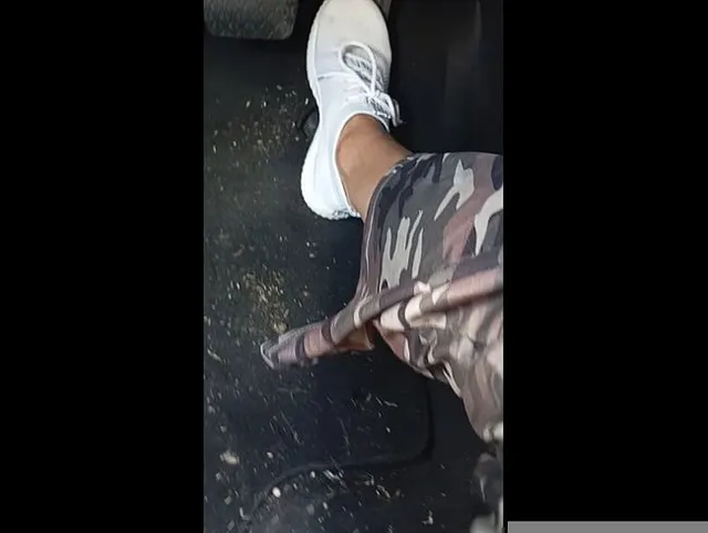 Siehst du mein Spitzenstring, meine Sneaker auf dem Gaspedal beim Autofahren