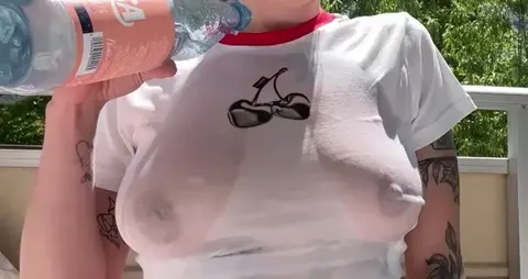 Nasse Versuchung – Weißes Shirt wird durchsichtig ?