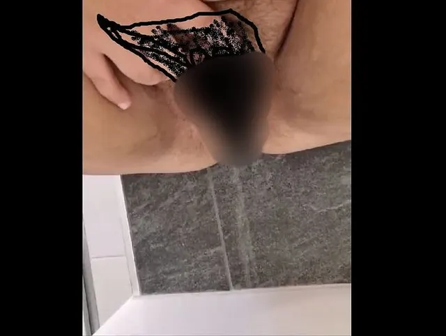Die haarige Muschi hat schön abgepisst