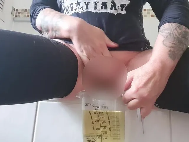 Messbecher gut gefüllt beim pinkeln
