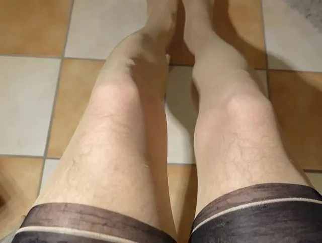 Raschelnde Nylonschenkel u. Dickes Fett