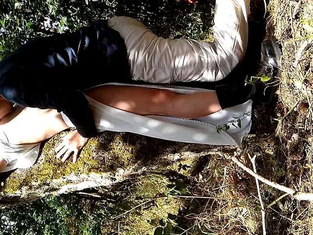 An ein Baum gebunden und dann geleckt