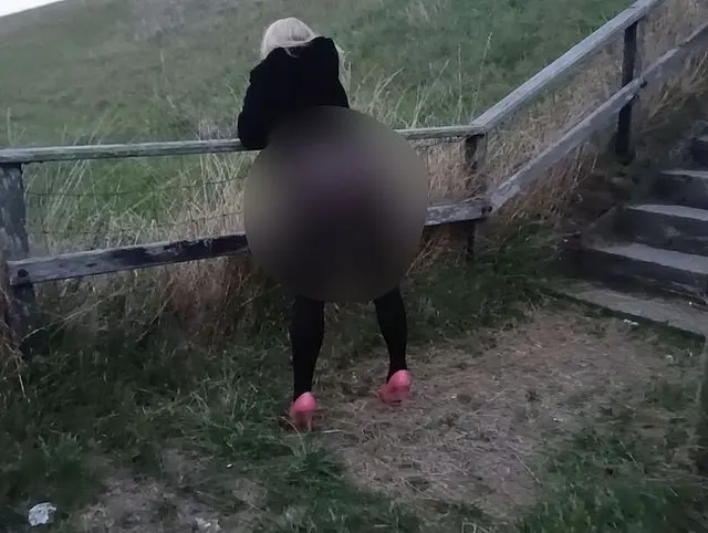 Outdoor in meiner Strumpfhose auf meinen fetten Arsch gespritzt!!