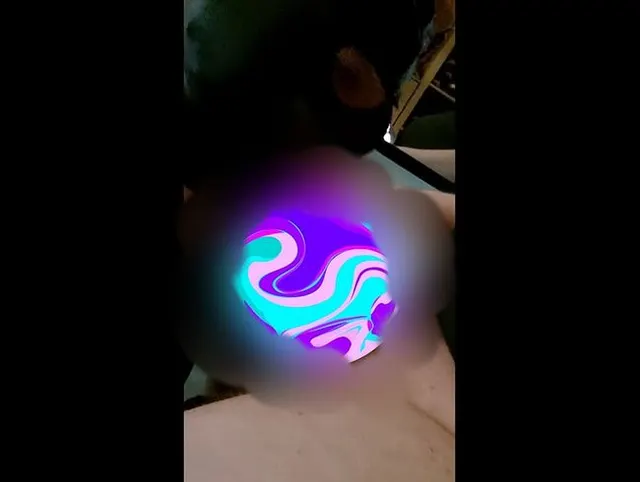 Maskierteschlampe bläst Schwanz
