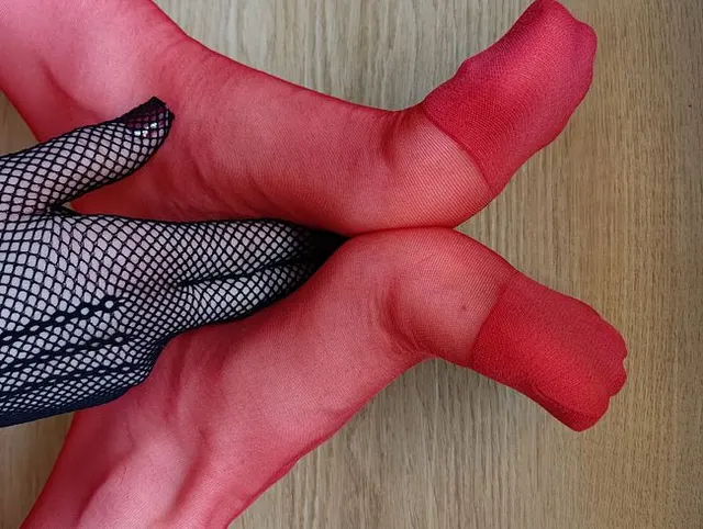 Sexy rote Nylon-Fußgewölbe-Tease & Fußspiel in Netzstrumpfhandschuhen