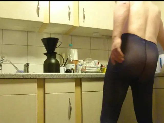 Kaffee kochen in Blauer Feinstrumpfhose ** FAN Video 5 **