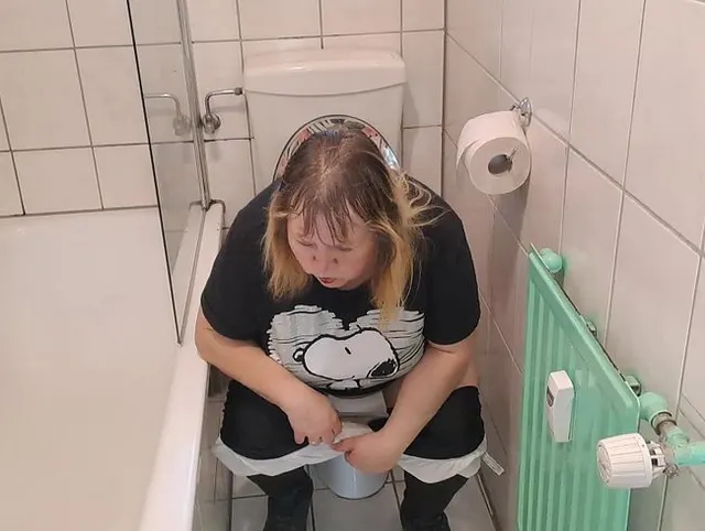 Slut beim pinkeln auf dem Klo