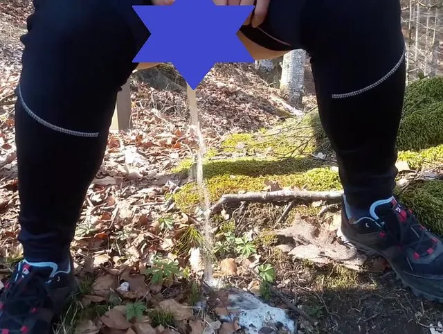 Eine Wanderin pisst geil im Wald!