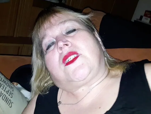 Die feuchte Spalte zum Orgasmus gerieben