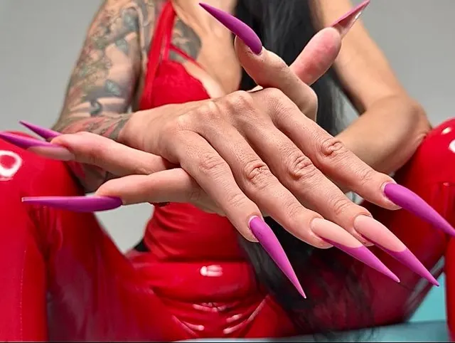 Neue lila Farbe Lange Nägel, scharfe Stilettos, Handflächen, Handjobs mit Spucke, rotes PVC auf